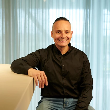 Giovanni, technischer Leiter bei Lamett, sitzt an der Bar im Showroom.